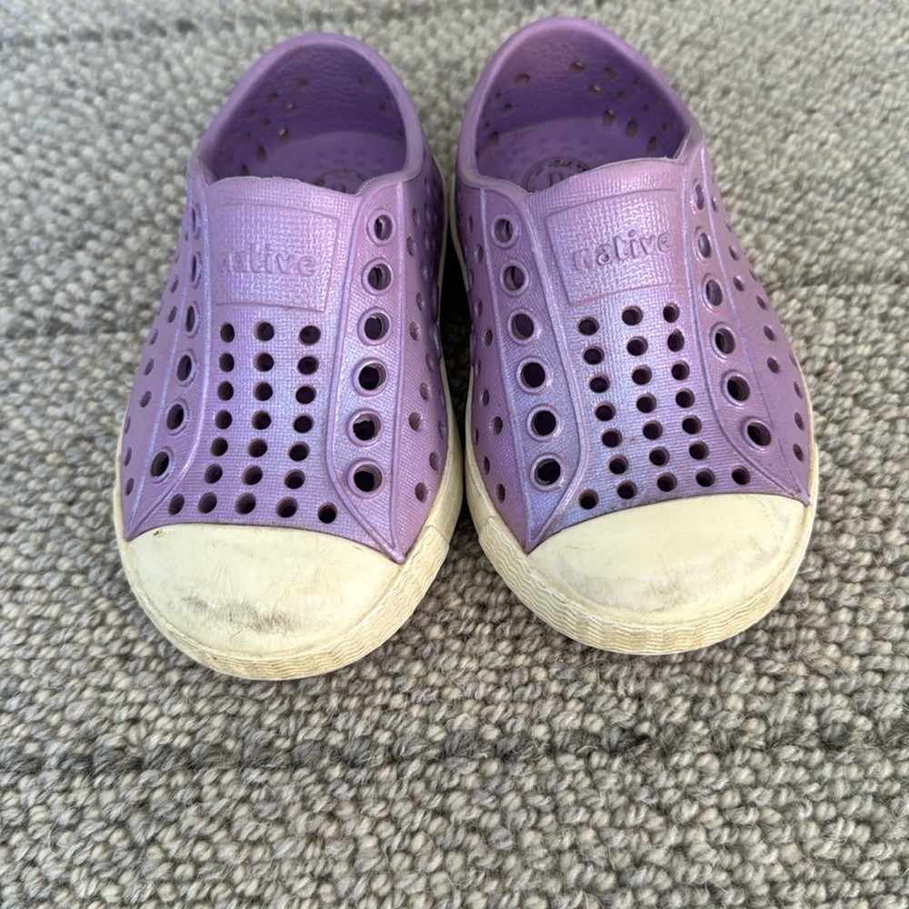 Native kids purple shiny water shoes size C4
